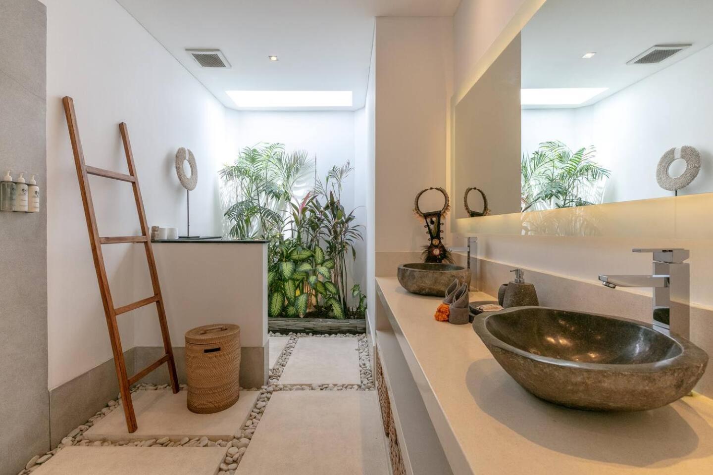 4 Bd Villa With Large Garden, Pool In Seminyak Exterior foto